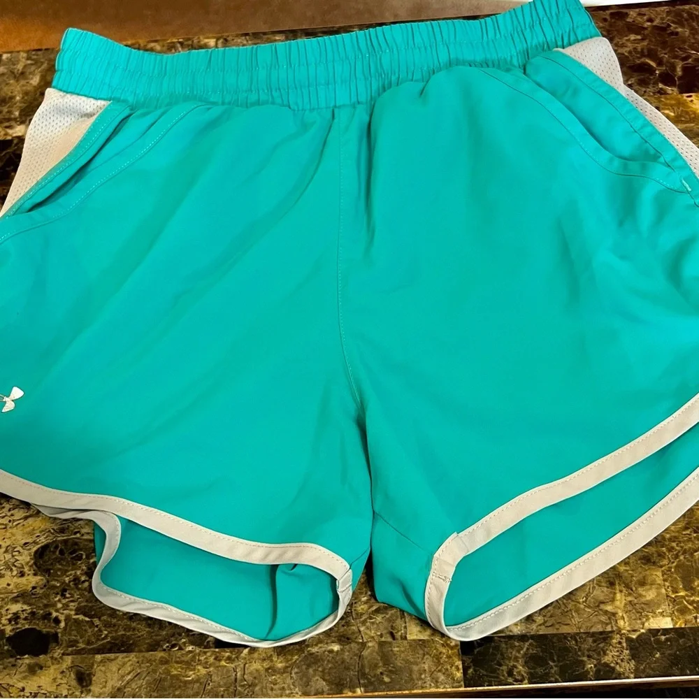 Under Armor Ladies Running Shorts w/inside. Vented‎ sides for airflow. Size-XS
